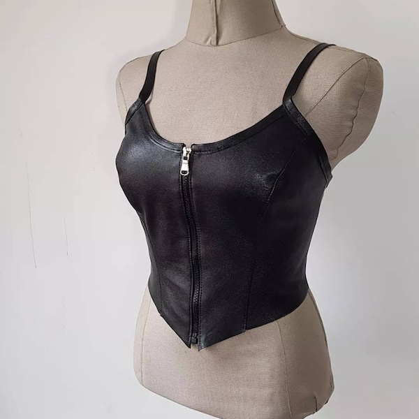 Cuir d'agneau femme. Corset à lacets, bustier, tenue de style rocker, costume de fête sur scène. Débardeur en cuir à lacets, corsage chincher