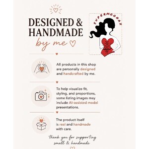 Op de afbeelding: Een witte informatiekaart met zwarte en rode tekst en iconen. De tekst luidt: DESIGNED & HANDMADE by me, All products in this shop are personally designed and handcrafted by me, To help visualize fit, styling, and proportions, some listing images may include AI-assisted model presentations, The product itself is real and handmade with care, thank you for supporting small & handmade. Een logo met het silhouet van een persoon in een rood korset staat rechtsboven.