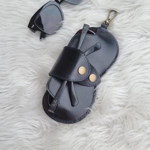 Echtleder Brillenetui Beutel mit Druckknopfverschluss und Clip Schwarz Brillenhalter Unisex Retro Brillentasche Minimalist Festival Accessoire