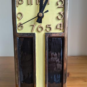 Reloj de cerámica artesanal estilo Art Déco, reloj de sobremesa geométrico único, decoración para el hogar, cerámica de estudio.