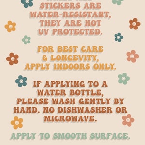 Op de afbeelding: Beige achtergrond met tekst in diverse kleuren en bloemengraphics. De tekst geeft onderhoudsinstructies voor stickers, inclusief binnenshuis aanbrengen en voorzichtig met de hand wassen bij aanbrengen op een waterfles.