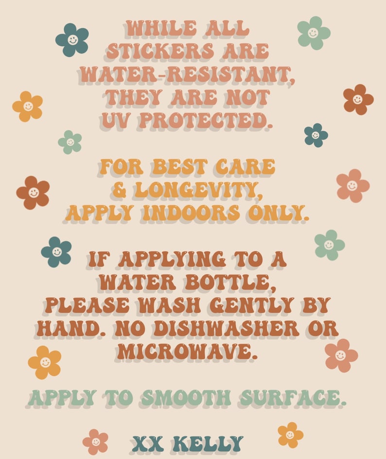Op de afbeelding: Beige achtergrond met tekst in diverse kleuren en bloemengraphics. De tekst geeft onderhoudsinstructies voor stickers, inclusief binnenshuis aanbrengen en voorzichtig met de hand wassen bij aanbrengen op een waterfles.