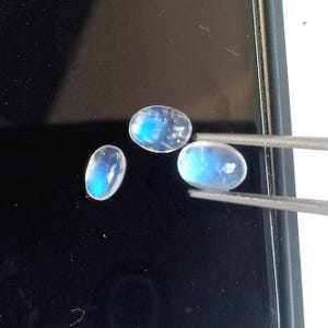 Rainbow Moonstone Cabochon: Oval Blue Flash Gemstone, 2 Carat (7x5 MM)