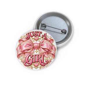 Botón personalizado con lazo rosa Just A Girl Coquette Estética Princesscore Glamuroso Encaje ornamentado Perlas Filigrana dorada Dulce adolescente, Botones