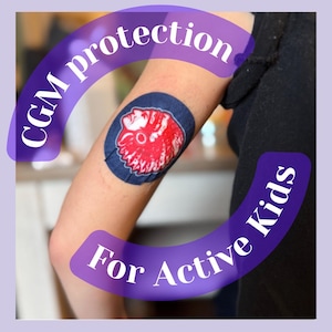 Könnte beinhalten: Ein blauer Denim-Patch mit rotem Design ist auf einem Arm angebracht. Der Patch ist von einem lila Banner umgeben, auf dem "CGM protection For Active Kids" steht. Das Bild ist vor einem hellvioletten Hintergrund.