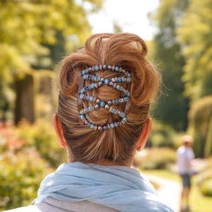 Lichtblauwe iriserende tweekam elastische haarspeld met kralen, paardenstaart- en knotmaker, sterke kammen en elastiek. Handgemaakt in het Verenigd Koninkrijk