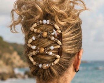 Seychelles Sea Shells Two Comb Hair Clip met elastische kralen, paardenstaart- en knotmaker, sterke kammen en elastiek. Handgemaakt in het Verenigd Koninkrijk
