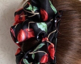 Peignes doubles Hairgem « Cherry Surprise », support torsadé, machine à chignon, queue de cheval, peignes solides et élastique.