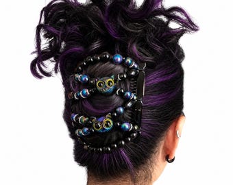 Gatto nero e iridescente - Fermaglio per capelli con due pettini elastici e perline. Ideale per chignon e code di cavallo. Pettini e elastico resistenti. Realizzato a mano nel Regno Unito.