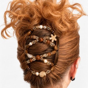 Set di due pettini elastici con perline e conchiglie da spiaggia, ideale per code di cavallo e chignon. Pettine e elastico resistenti. Realizzato a mano nel Regno Unito.