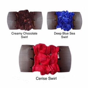 Op de afbeelding: Drie haar elastiekjes in verschillende kleuren: romige chocolade swirl, diepblauwe zeeswirl en kersrode swirl. Elk elastiekje is om een ​​bruine plastic haar kam gewikkeld.