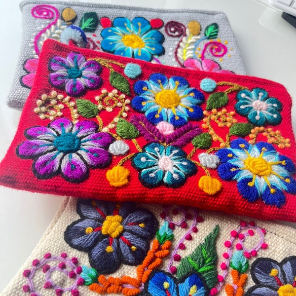 Bunte Peruanische Federtaschen/Etuis/Kosmetiktaschen/ Handarbeit Blumen bestickt farbenfroh einzigartig handgemacht Kreativität aus Anden