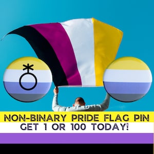 Puede incluir: Una bandera del orgullo no binario y dos pines redondos contra un cielo azul. La bandera tiene rayas negras, moradas, blancas, amarillas y negras. Un pin tiene un símbolo genderqueer. El otro pin tiene rayas amarillas, blancas, grises y moradas. Texto: NON-BINARY PRIDE FLAG PIN GET 1 OR 100 TODAY!