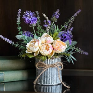 Centre de table lavande renoncule : mini composition florale dans une jardinière en zinc