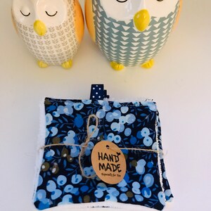 Set of 5 washable makeup remover wipes with navy blue flowers