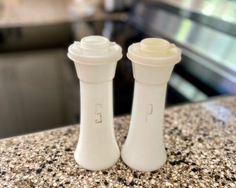 NEW Tupperware Large Hourglass Salt & Pepper Shakers Set 6" BLUE FREE US Ship! NEW Tupperware Large Hourglass Salt & Pepper Shakers Set 6" BLUE FREE US Ship!