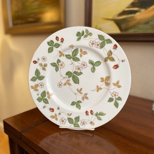 Wild Strawberry Pattern Bone China Dinner Plate by Wedgwood