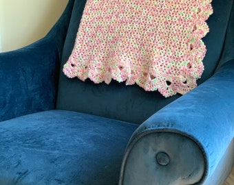 Ręcznie robiony na szydełku, falbaniasty kocyk dla dziecka, wielokolorowy, zielono-różowo-biały, dla dziewczynki i chłopca, na baby shower, do wózka