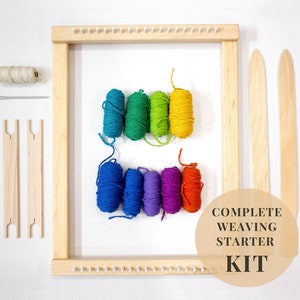 Könnte beinhalten: Komplettes Web-Starter-Set mit einem Holzwebstuhl, Garn in verschiedenen Farben, einer Nadel und einem Schussfaden. Das Set enthält außerdem zwei Holzstäbe zum Weben.