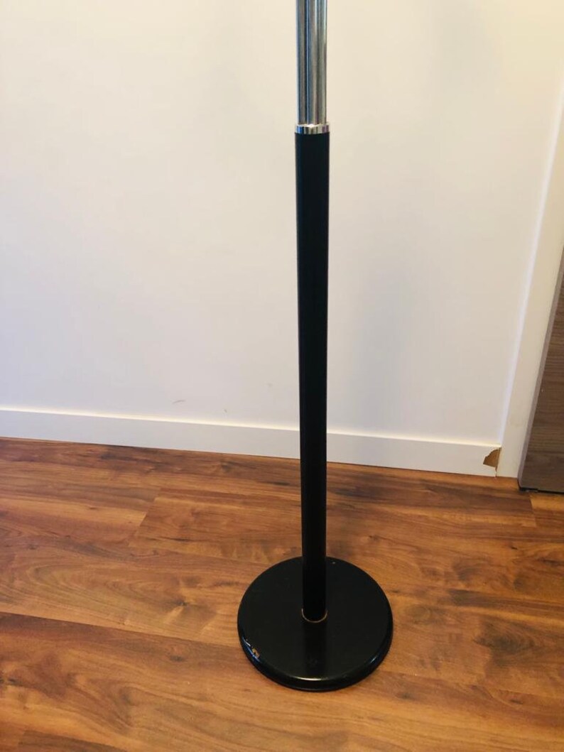 Peut inclure: Un lampadaire en m&eacute;tal noir avec une base chrom&eacute;e et un abat-jour rond noir.