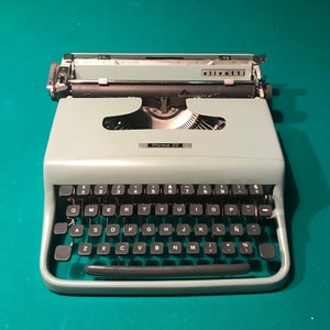 Olivetti Pluma 22 Sky Blue Color