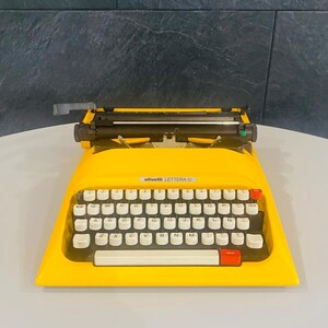 タイプライター、 オリベッティ LETTERA 12　動作確認済み　スペイン製 1979 Olivetti Lettera 12 on the Typewriter Database