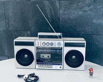 サンヨー ロボ ラジカセ 動作品 サンヨー ロボ 01 象徴的なラジカセ、テープレコーダー、ラジオ