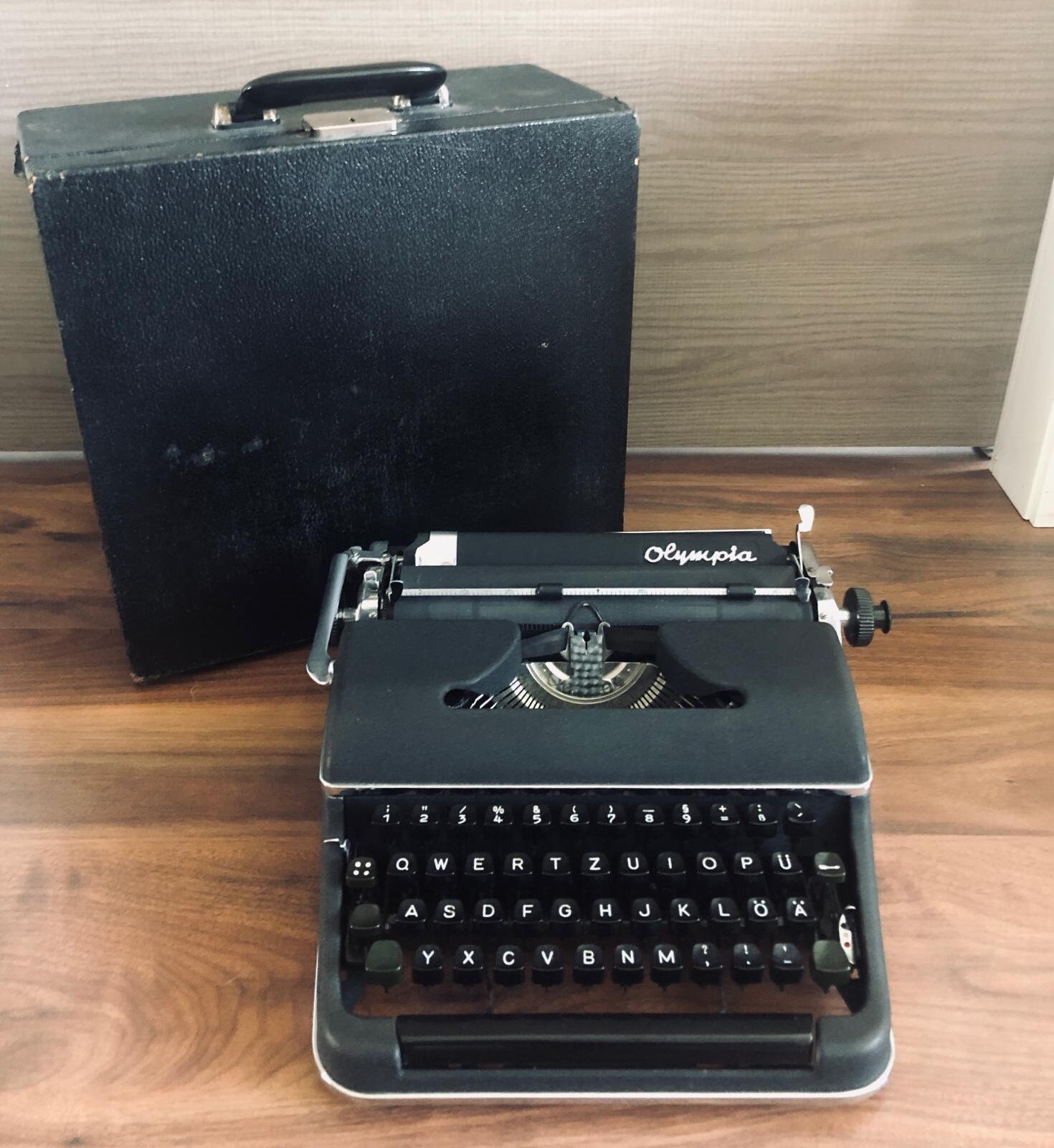 Olympia タイプライター 黒　ヴィンテージ1960年代 Buy Olympia Typewriter Vintage 1960s Black - Excellent Conditions