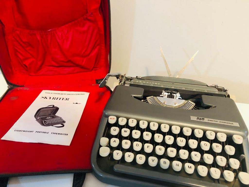 完動品　Smith Corona SKYRITER　タイプライター　ゴールドラメ Vintage Smith Corona Skyriter Ultra Portable Light