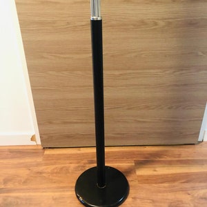 Peut inclure: Un lampadaire en m&eacute;tal noir avec un poteau argent&eacute; et une base ronde.