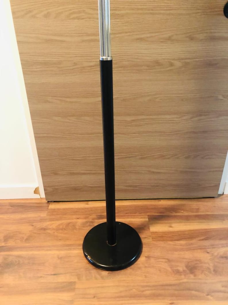 Peut inclure: Un lampadaire en m&eacute;tal noir avec un poteau argent&eacute; et une base ronde.