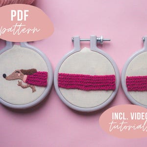 Könnte beinhalten: Drei Stickrahmen mit rosa Stoff und Stickmustern. Der linke Rahmen zeigt einen braunen und rosa gestickten Hund. Der mittlere und rechte Rahmen zeigen rosa Stickgarn. Der Text "PDF pattern" und "INCL. VIDEO tutorials" ist im Bild sichtbar.