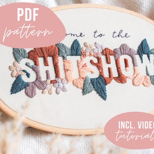 PDF-PATROON. Modern lettertypeborduurwerk - Welkom bij de shitshow. borduurontwerp met bloemen. Digitale download met video-tutorials.