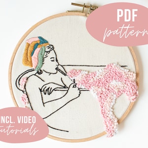 Könnte beinhalten: Stickbild in einem Stickrahmen mit einer Frau mit einem bunten Kopftuch, die in einem Bad mit rosa und weißer Blumen-Stickerei entspannt. Das Stickbild enthält ein PDF-Muster und Video-Anleitungen. Der Text "INCL. VIDEO tutorials" ist auf dem Bild sichtbar.