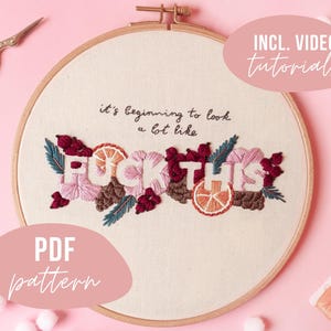Op de afbeelding: Geborduurde hoepelkunst met de tekst "FUCK THIS" in een bloemenontwerp met citrusaccenten. De tekst "it's beginning to look a lot like" staat erboven. Inclusief video tutorials en een PDF patroon.