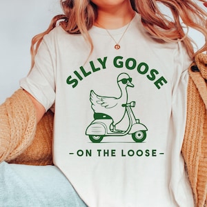 Retro Silly Goose Shirt, Silly Goose Gift, Cute Silly Goose Sweatshirt, Funny Silly Goose Sweater, Vintage Silly Goose On The Loose T-shirt