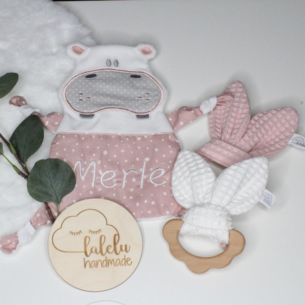 Geschenk Set Geburt Schnuffelnilpferd Knistertuch Baby personalisiert Name + 1 Greifling Knisterohr