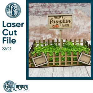 Peut inclure: Une pancarte en bois avec le texte "Amelia's Pumpkin Patch" et une petite image de citrouilles. La pancarte est fixée à une clôture en bois avec un petit patch d'herbe verte à l'intérieur.