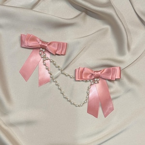 Rosa Satin Haarschleife mit weißen Perlen