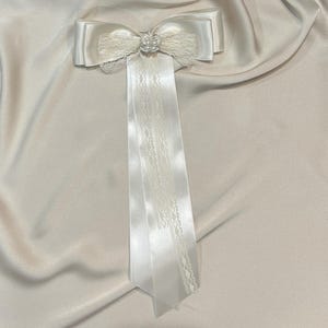 Weißer Satin und Spitze Kokette Haarschleife Clip mit Perle Akzente