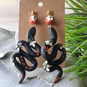 Schwarze Schlange Ohrringe | Fimo Halloween Ohrringe | Wüste, Schlangenschmuck, Essen, Orangenscheiben