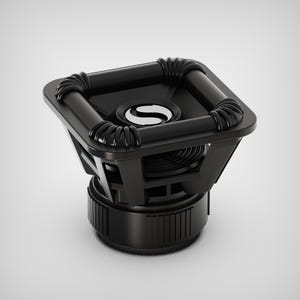 Puede incluir: Un subwoofer negro con una parte superior cuadrada y un centro circular con un logotipo 'S' blanco. El altavoz tiene una base acanalada y una estructura similar a una jaula. Las esquinas superiores tienen detalles decorativos redondeados.
