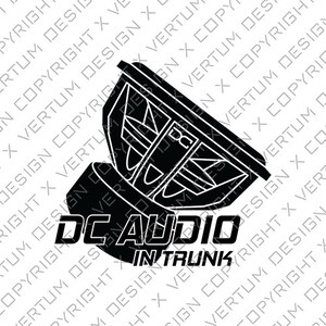 Peut inclure: Illustration en noir et blanc d'un haut-parleur de caisson de basses avec le texte "DC AUDIO IN TRUNK" en dessous.