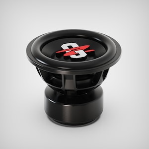 Op de afbeelding: Een zwarte subwoofer met een rood-wit logo in het midden. De subwoofer heeft een cirkelvormig ontwerp met een verhoogde rand en een cilindrische basis. Het logo is een gestileerde "S" met een rode accent.
