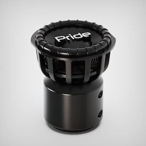 Op de afbeelding: Een zwarte audioluidspreker met het woord "Pride" in witte letters op de bovenkant. De luidspreker heeft een cilindrische basis met twee cirkelvormige openingen en een kooi-achtige structuur rond de luidsprekercomponenten.