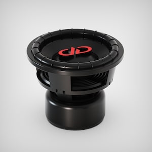 以下が含まれることがあります： 赤いロゴが上部にある黒いサブウーファー。サブウーファーは、溝のあるエッジと円筒形のベースを備えた円形のデザインです。ロゴは、赤色の様式化されたDPです。