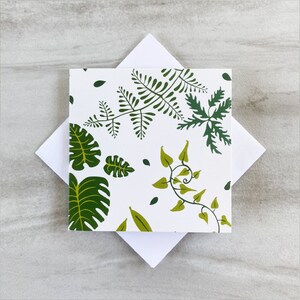 Feuilles vertes sur petite carte blanche