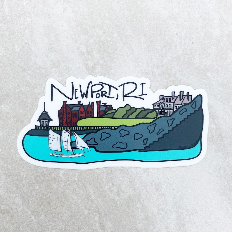Może przedstawiać: Naklejka z kresk&oacute;wkową ilustracją żagl&oacute;wki przed skalistym wybrzeżem z czerwonym budynkiem z cegły i tekstem "NEWPORT, RI".