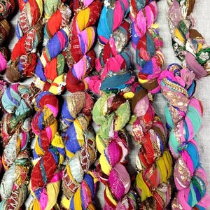 Besticktes Seidenband nach Gewicht, gemischte Sari-Seide, recyceltes Band, Weben, Stricken, Faserkunst, unscharfe Kante, Bändchengarn