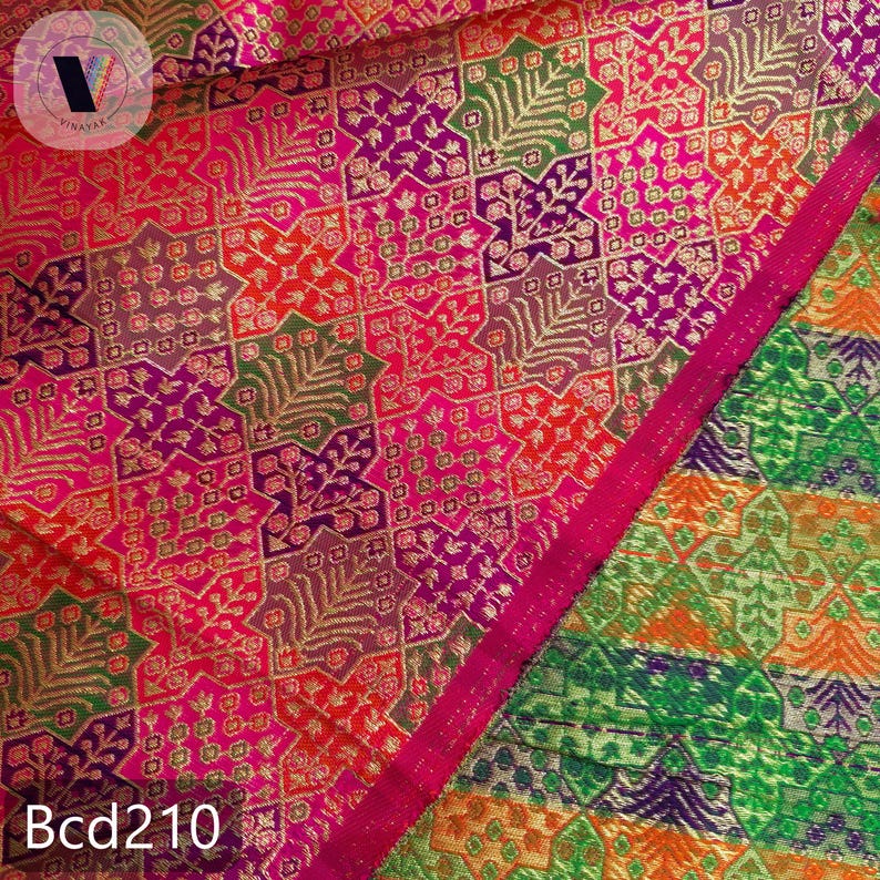 Tela jacquard inspirada en Banarasi / Brocado de poliéster grueso / 112-114 cm de ancho / Tela resistente para manualidades / Tapicería, blusas, decoración / Se vende cortada a medida imagen 5
